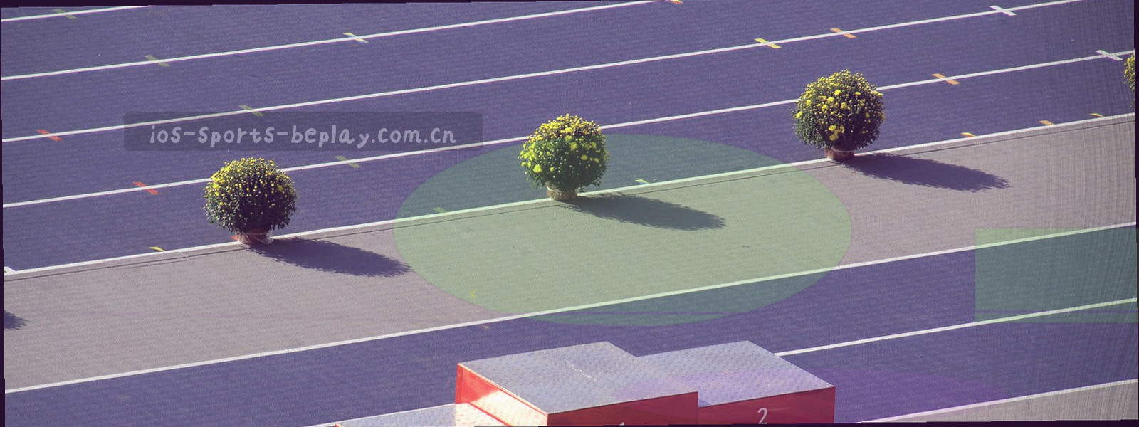 斜向数据条带与胶囊标签叠成的抽象纹理